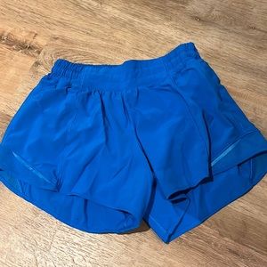 lululemon hotty hot 2.5” inseam size 6 in poolside blue